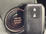 【キーレススタートシステム】カバンやポケットに入れたままでもドアの施錠・解錠が可能なスマートキーを装備。エンジンのオン・オフ時もカギを取り出す必要が無いからとっても便利です♪