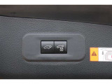 ドアが閉まった時にそのまま施錠もしてくれる予約ロック機能付きのパワーバックドア。荷物で手が塞がっている時に便利な機能です♪