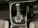 CVT車のセレクトレバーです。低速から高速まで、変速ショックのないスムーズな走りと、エンジン効率のよい領域を維持して燃費にも貢献します。サイドブレーキはスイッチ操作の電子制御パーキングブレーキです。