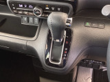 自然に手が届き、操作性の良いインパネシフトに、パーキングブレーキは、フットブレーキタイプなので、運転席と助手席の間はすっきりしています。