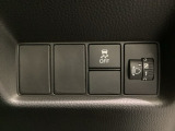 ハンドルの右側にはヘットライトリベライザーとVSA(ABS+TCS+横滑り抑制)の解除スイッチがついています。ヘッドライトリベライザーは道路状況や積荷の加重に応じてライトの高さを調節できます。