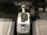 CVT車のセレクトレバーです。低速から高速まで、変速ショックのないスムーズな走りと、エンジン効率のよい領域を維持して燃費にも貢献します。サイドブレーキはスイッチ操作の電子制御パーキングブレーキです。