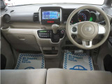 運転にかかわる様々な操作を安全に行えるように視点移動が少なく、操作性に配慮されたスイッチ類が凝縮されたコクピットです。