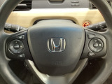 ハンドルにHondaセンシング系のクルーズコントロールやレーンキープアシストなどのスイッチと、オーディオの操作スイッチが装備されています。ハンドルから手を離さず安全に操作できます。