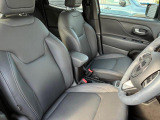 アップライトに着座するシートは、操作に力もはいりやすく、車両感覚も掴みやすいと好評です。