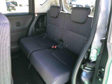 リヤシートも足元広々空間。