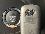 【スマートキー】カバンやポケットに入れたままでもドアの施錠・解錠が可能なスマートキーを装備。エンジンのオン・オフ時もカギを取り出す必要が無いからとっても便利です♪