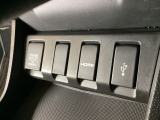 アクセサリーソケットはUSBのアダプターなどをつければ、スマホの充電にも使えます。横にはナビゲーション用の外部入力可能なUSB端子やHDMI端子がついており、周辺には物が置けるトレーがついています。