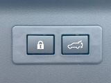 【パワーバックドア】スマートキーや運転席のボタンを押すだけでリアゲートが自動で開閉します!荷物を持っている時や、高い位置にあるバックドアを閉める際に便利な機能です♪