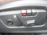 運転席メモリー付きフロント電動シート装備。