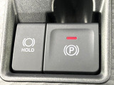 【電動パーキングブレーキ】パーキングブレーキは便利な電動式!ボタン一つで操作でき、アクセルを踏めば自動で解除されます♪レバーやペダルが無いので運転席廻りもすっきりしますね♪
