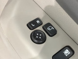 狭い駐車場で便利な電動格納ドアミラーが付いています。