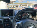 車内ルームクリーニングを実施しております。目立つ痛みや使用感、またタバコなどの気になる匂いも感じられませんでした。
