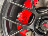 【brembo製キャリパー】イタリアの高級メーカーbrembo」を装着!色鮮やかなレッドキャリパーが限定車を引き立たせドリルドローターに専用ブレーキパッドを装着しており安心の装備!
