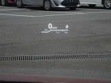 カラーヘッドアップディスプレイ付き。少ない視線移動で情報を確認できるので、運転の疲労軽減に繋がりますよ♪