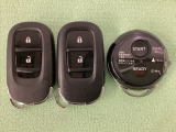 スマートキーを装備しています。鍵を差し込むことなくドアロックの開け閉めと、スタートボタン操作でのエンジンスタートができます。加えて、純正リモコンエンジンスターター用の操作キーもついています。