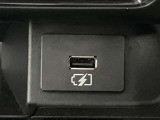 USB電源が運転席前部に装備されています。