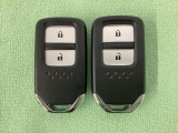 スマートキーを装備しています。鍵を差し込むことなくドアロックの開け閉めと、スタートボタン操作でのエンジンスタートができます。スペアキーも同じものを用意しております。