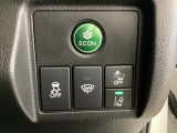 Hondaセンシング用の、VSA(ABS+TCS+横滑り抑制)解除と路外逸脱抑制機能のオンオフスイッチなどはハンドルの右側に装備しています。燃費に役立つECONボタンもここです。