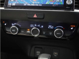 【オートエアコン】温度を設定すれば自動で快適な車内温度を保ちます。エアコン内部の高性能脱臭フィルターで車内のアレルゲンや花粉を除去。