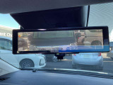 【スマートルームミラー】車両後方のカメラ映像をミラー面に映し出します。車内の状況や天候などに影響されずいつでもクリアな後方の視界が得られます♪