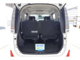 3列目のシートが左右に跳ね上げできますので、荷室の空間が広く自在に出来ます♪大きめの荷物も載せられそうですね♪