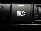 【オートマチックハイビームヘッドライト】ハイビーム走行時に対向車や前走車をカメラで認識して自動的にライトの上向き・下向きにする機能が装備されています。※道路環境などによっては作動しない場合があります。