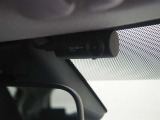 前方後方+車内の映像を録画できるドライブレコーダーとなっております。