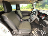 運転席シート廻りは使用感も少なく、良好な状態となっています。丁寧に使われていたことがよくわかりますね。後部座席も気になるようなキズ・汚れやへたり等、大きなダメージはなく、良好な状態です。