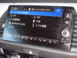 ナビゲーションはホンダコネクトディスプレイを装着しております。AM、FM、Bluetooth、フルセグTVがご使用いただけます。初めて訪れた場所でも道に迷わず安心ですね!