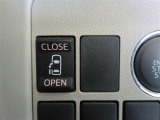 助手席側スライドドアはパワースライドドアです!両手がふさがっている時等にはとっても便利ですよね!!