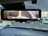 【スマートルームミラー】車両後方のカメラ映像をミラー面に映し出します。車内の状況や天候などに影響されずいつでもクリアな後方の視界が得られます♪