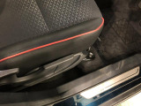 痛みの出やすい運転席シートの角、フロアマット、座面、ともに良好です
