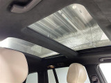 【ムーンルーフ】天井から太陽の穏やかな光や爽やかな風を取り込むことができる、レクサスの「サンルーフ」です!頭上のスイッチでムーンルーフを開閉することができます。