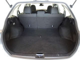 5人乗車時でも十分なスペースのトランクルームです。