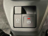指先だけで簡単に操作が可能な電動パーキングブレーキを採用。「HOLD」スイッチを押すと、渋滞や信号待ちなどでブレーキペダルから足を離しても、ブレーキを保持するので安心です