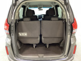 開口部も広く荷物の積み下ろしもしやすいお車となっております。3列目シートは5:5の割合で背もたれを倒しシートの跳ね上げができます。