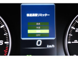 後退時に誤ってアクセルを踏み過ぎても急発進しません。後退時リミッター機能。速度は3段階から設定できます。