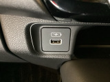 エアコン操作パネルの下に、スマートフォンなどの充電可能なUSB端子と、音源などの外部入力の可能なUSB端子がついています。移動中に充電もできるので便利です。