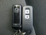 スマートキー付!キーを取り出さなくてもドアロックの施錠・開錠、エンジンの始動が出来ます!雨の日や荷物の多い日にとても便利ですね♪