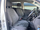 ●前席:ゆったりとしたドライバースペースで、長時間の運転でも快適にお過ごしいただけます。