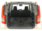 後席を格納すると大きなスペースが出来るので大きな荷物も積み込めます!