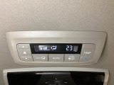 ルーフ中央にエアコン操作パネルがついていますので、2列目・3列目にお乗りの方も快適に過ごせます。
