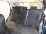 【リヤシート】 後席もゆったりとしたスペースを確保しています。足元にもゆとりがあり、大人が座っても窮屈さを感じません。シート生地も綺麗に保たれており、大切なゲストも心地よく迎えられる状態です。