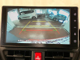 【バックカメラ】 駐車時に車両後方の様子を見ることができるので、運転の不安を軽くします。
