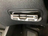ハンドルの左下にETC(社外品)がついています。高速道路の料金所の通過も楽々です!。 カードの取り出しもしやすい場所についています。