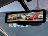 【インテリジェントルームミラー】車両後方のカメラ映像をミラー面に映し出すので、同乗者や積荷などの車内状況や天候などに影響されずいつでもクリアな後方視界が得られます。