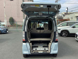 アレンジ2、4人乗車モード。トランクの板を利用して荷物積み込みを2段階アレンジ可能です。