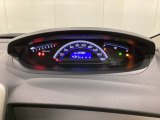 スピードメーターを大きく配した見やすいメーター部になっています。中央のインフォメーション画面でオドメーターや燃費などの情報を確認できます。