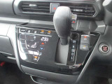使い勝手の良い位置に配置された操作性の良いシフトレバーになってます。